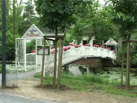 Mönchengladbach : Schloss Wickrath, das Restaurant Halbinsel befindet sich am Schlosspark